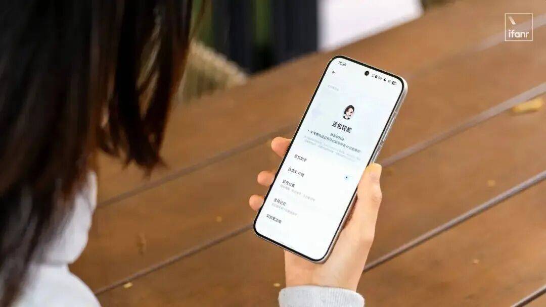 将液态玻璃缔造者跳槽Meta1699元起理想汽车发布AI眼镜AG真人地址豆包手机助手无法用微信？双方回应苹果再失设计大(图7)